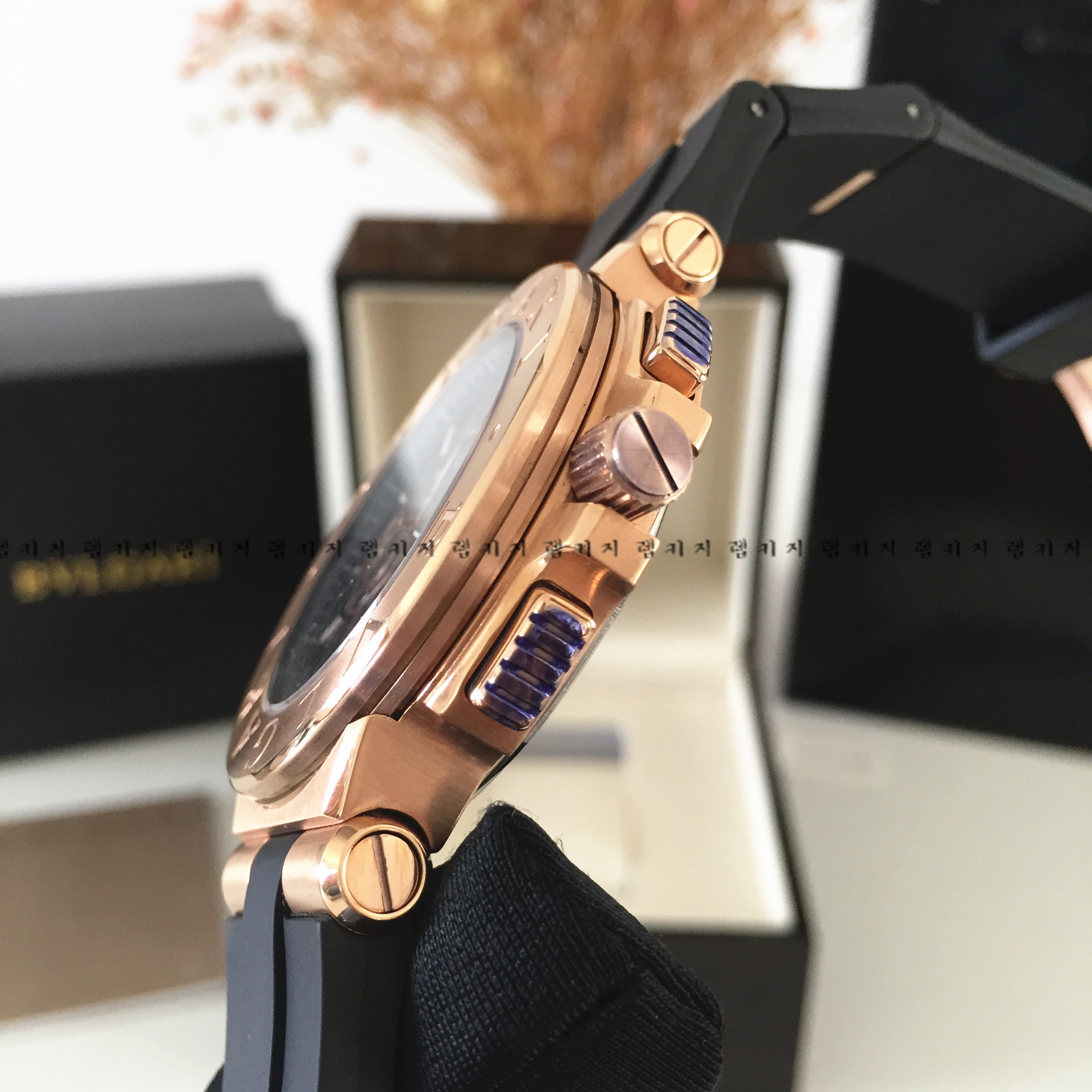 불가리 디아고노 금장 블랙다이얼 우레탄시계